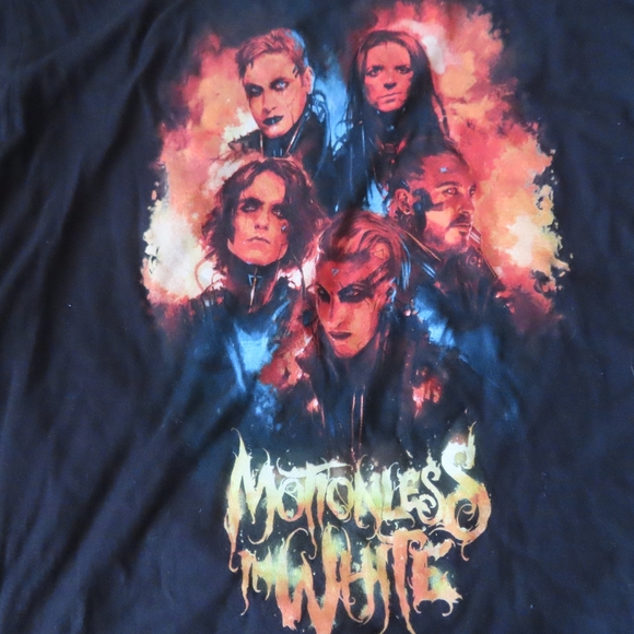 hot topic Motionless In White Group Boyfriend Fit Girls T-Shirt 2XL NWT - Picture 2 of 6